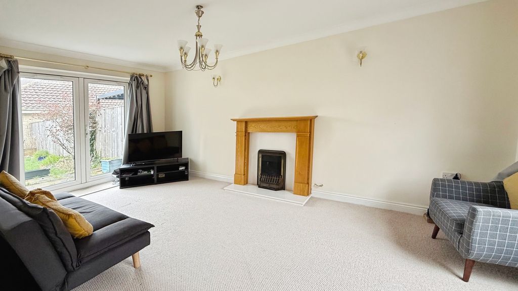 Property photo 3 of 16 Lounge