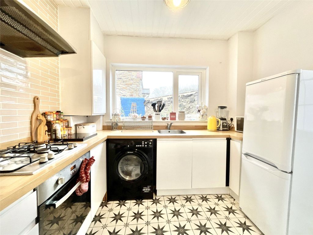 Property photo 3 of 17 Kitchen
