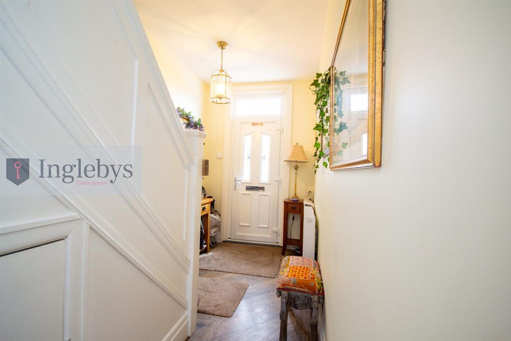 Property photo 2 of 28