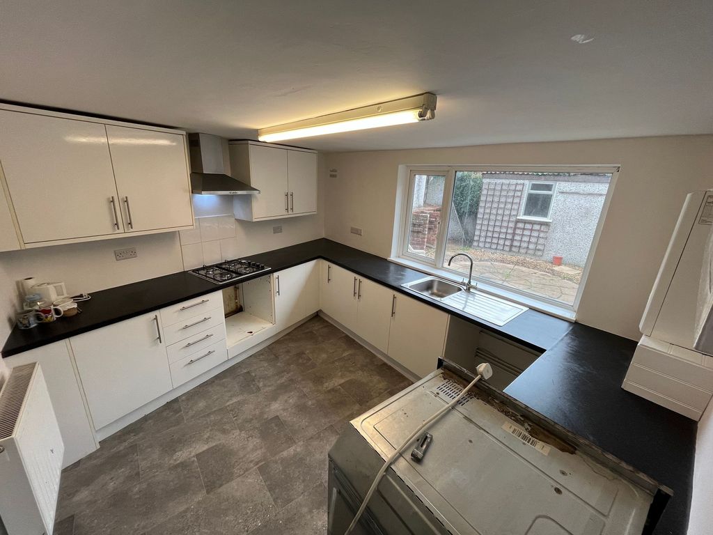 Property photo 3 of 9 Kitchen