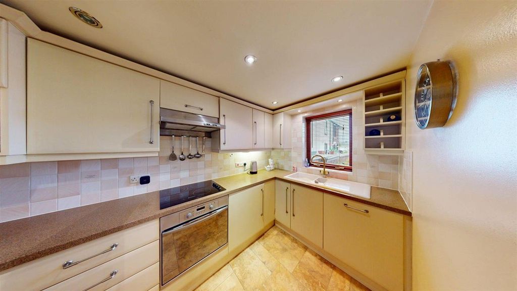Property photo 3 of 11 Kitchen