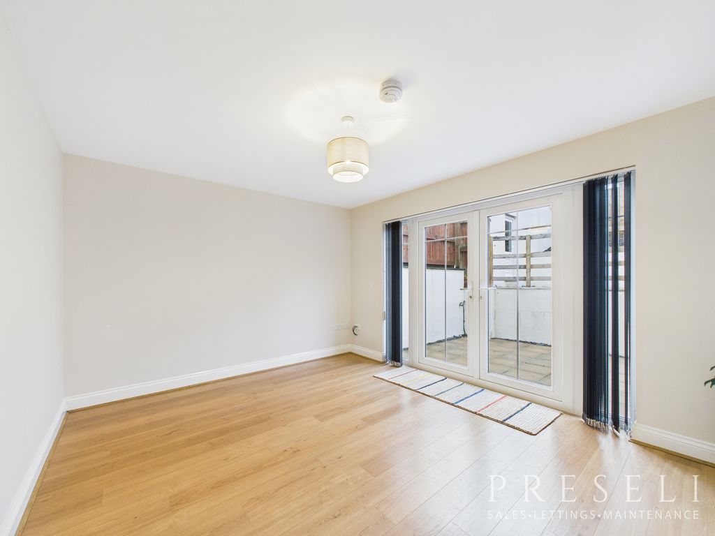 Property photo 2 of 20 Cam05119G0-Pr0069-Still006