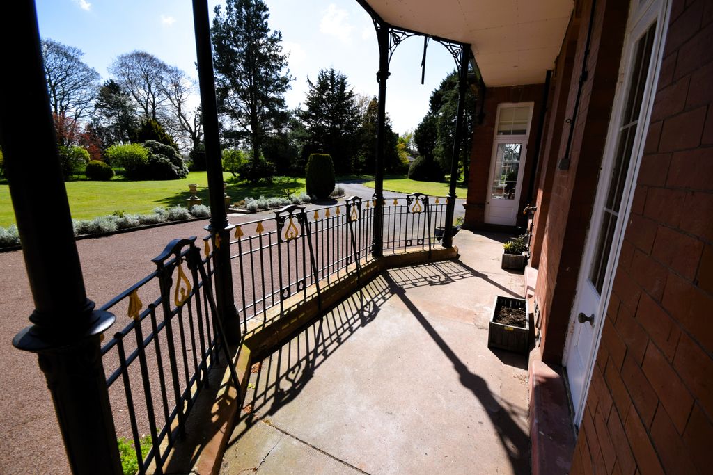 Property photo 2 of 11 Terrace