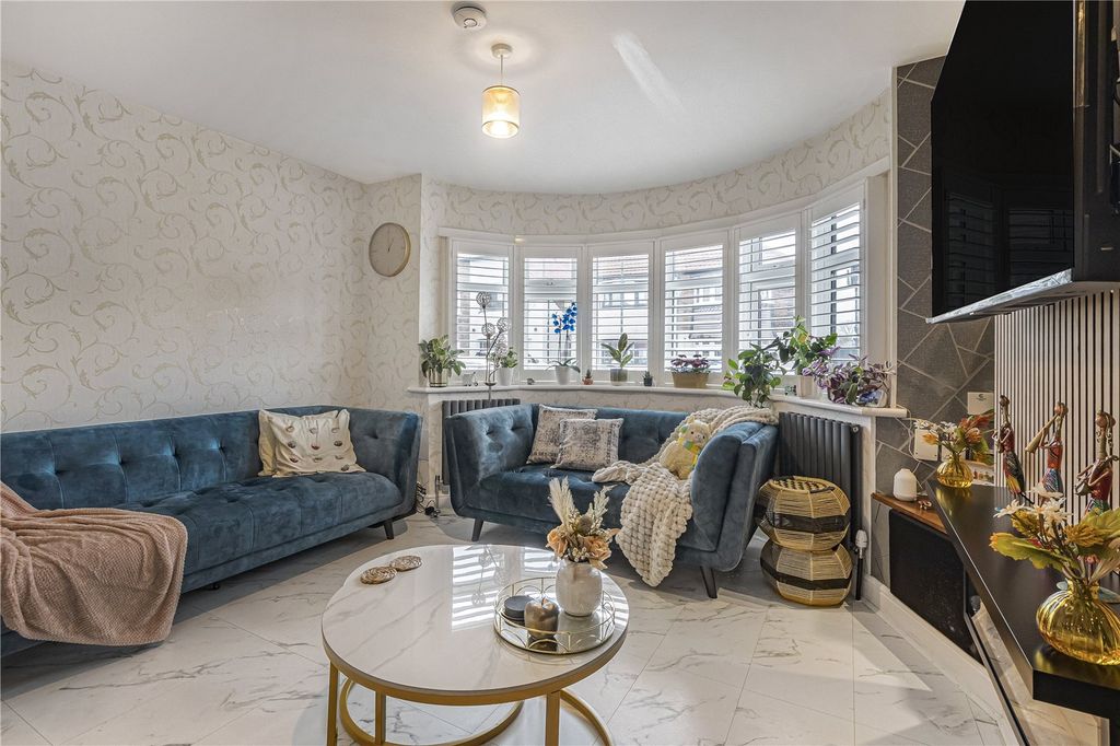 Property photo 2 of 17 Lounge Area