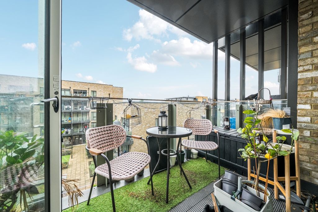 Property photo 1 of 11 1386128-10-692E37...