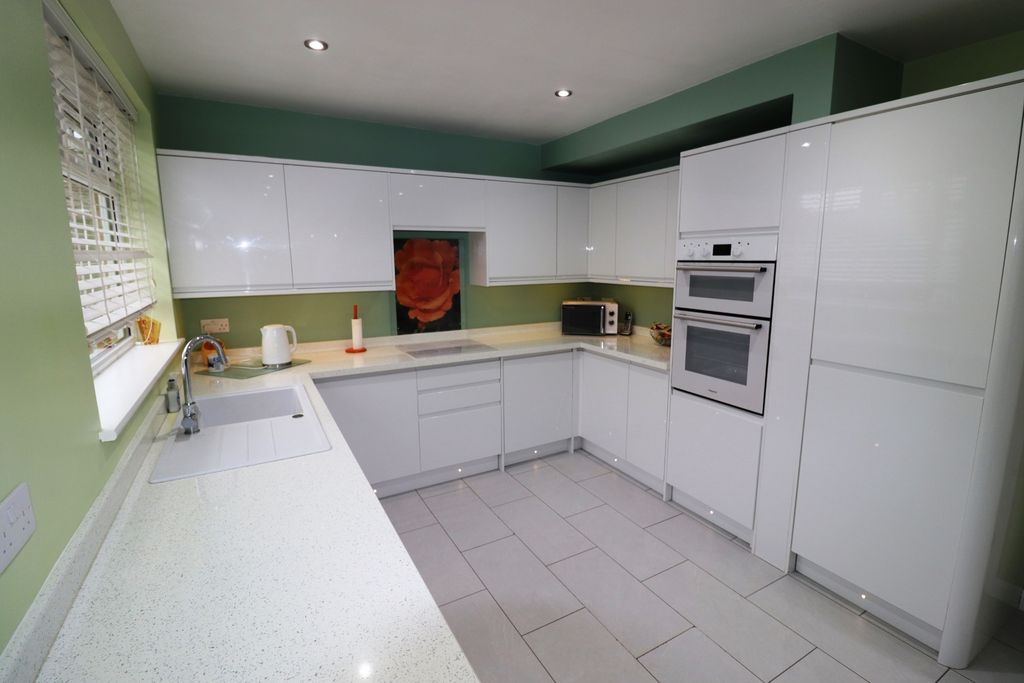 Property photo 3 of 19 49 Knightscliffe Way