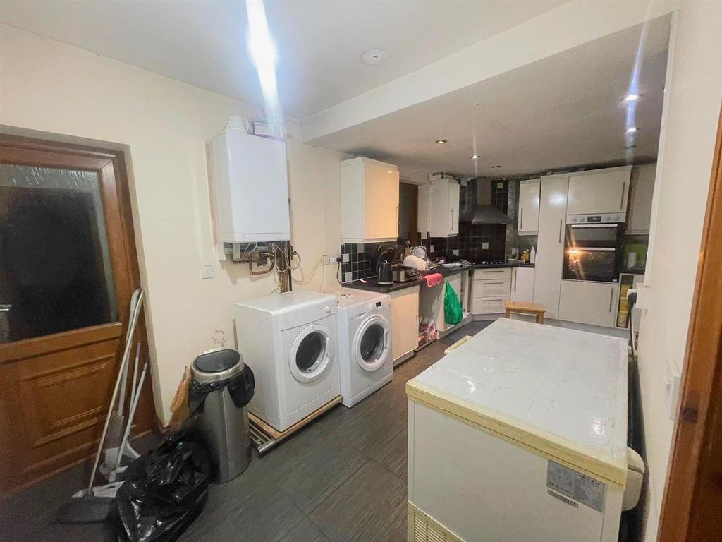 Property photo 3 of 14 Kitchen