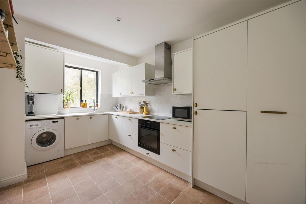 Property photo 3 of 38 Forest Court, E11