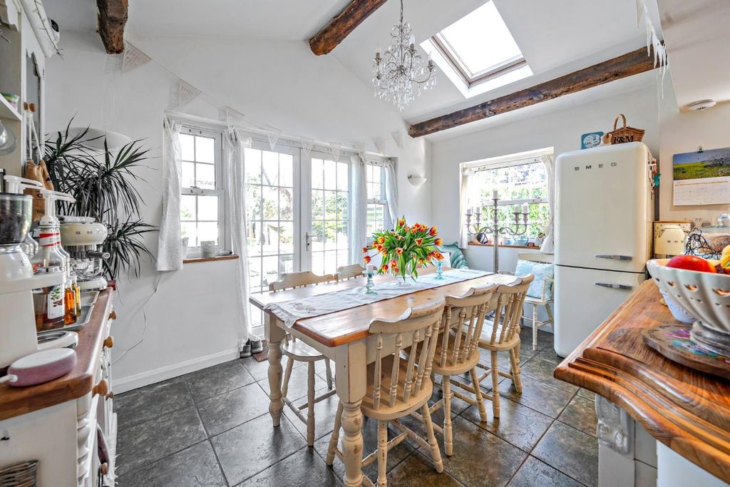 Property photo 3 of 31 1295341-11-682E120121Aec-Arw.Jpg