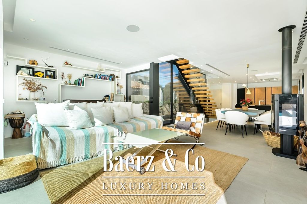 Property photo 3 of 32