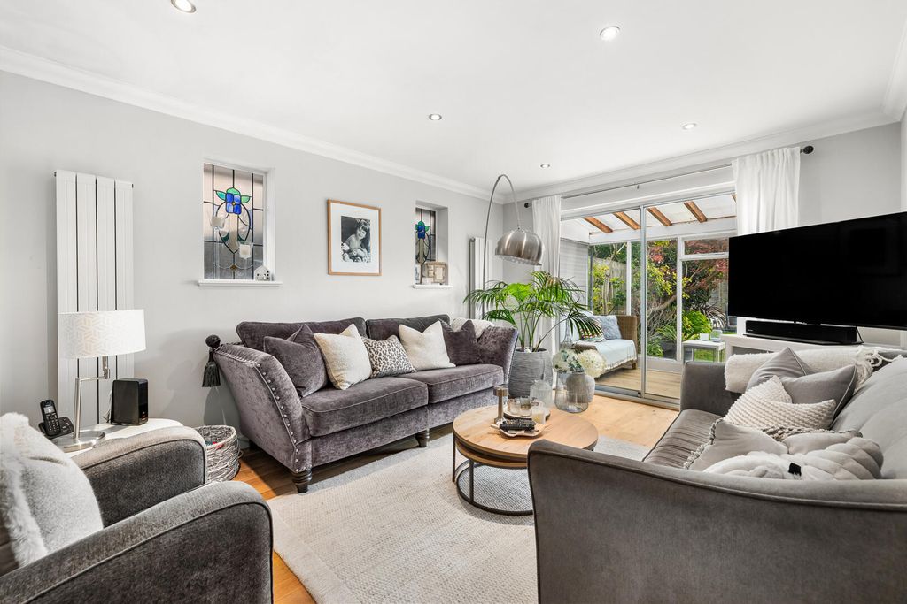 Property photo 2 of 16 Living Room