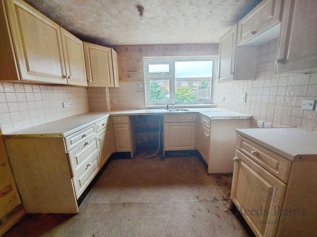 Property photo 2 of 12 Kitchen