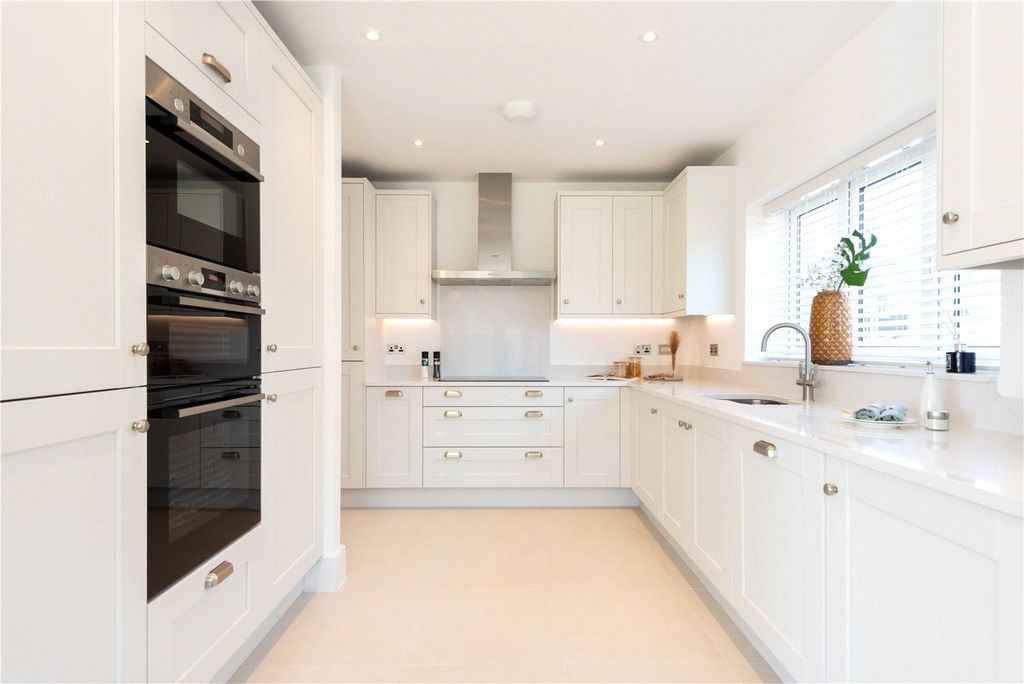 Property photo 3 of 7 Kitchen