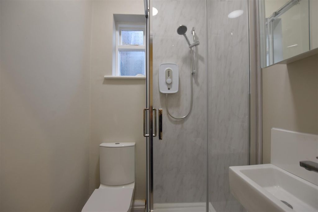 Property photo 1 of 7 Bathroom.Jpg