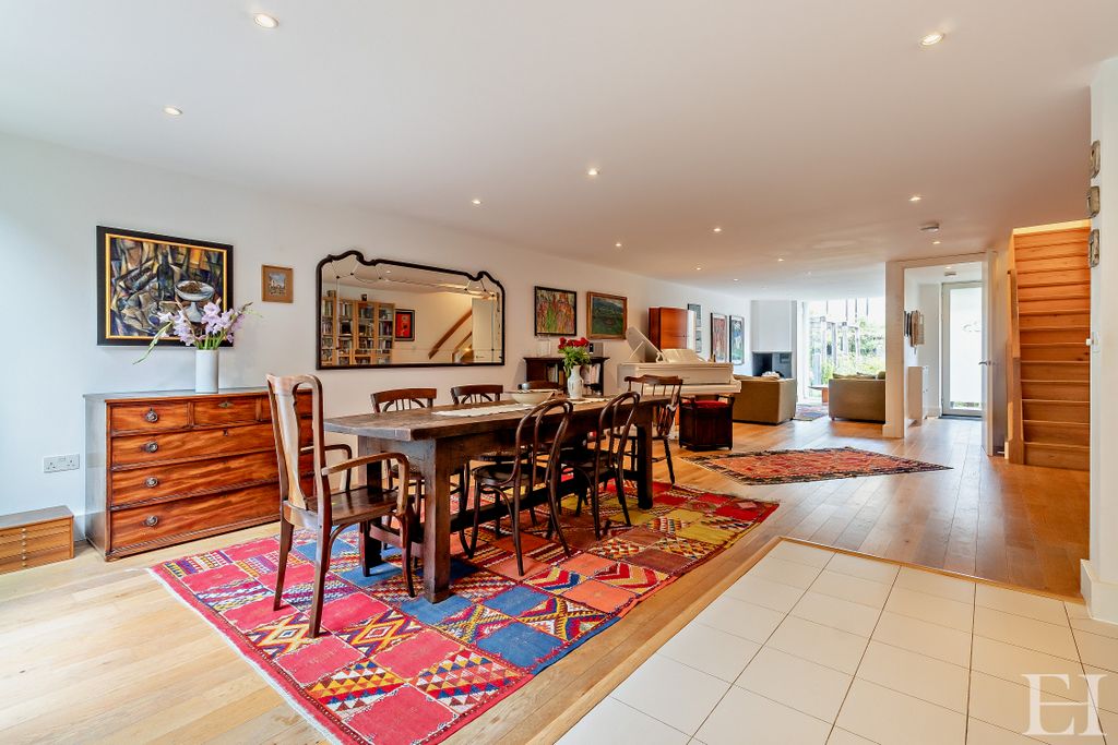 Property photo 3 of 33 8646083-Interiorwm26-800