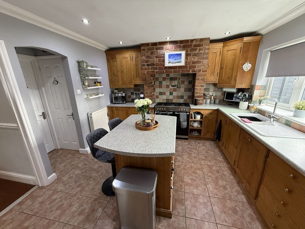 Property photo 3 of 20 Kitchen