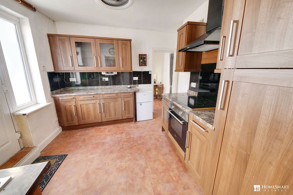 Property photo 3 of 10 Kitchen