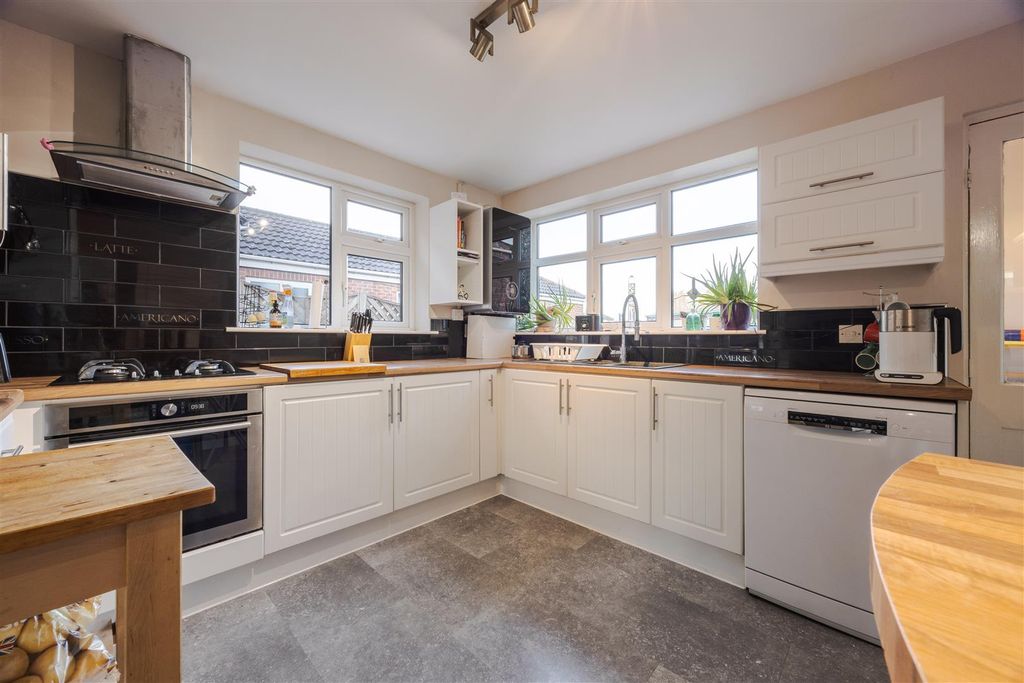 Property photo 2 of 25 Kitchen