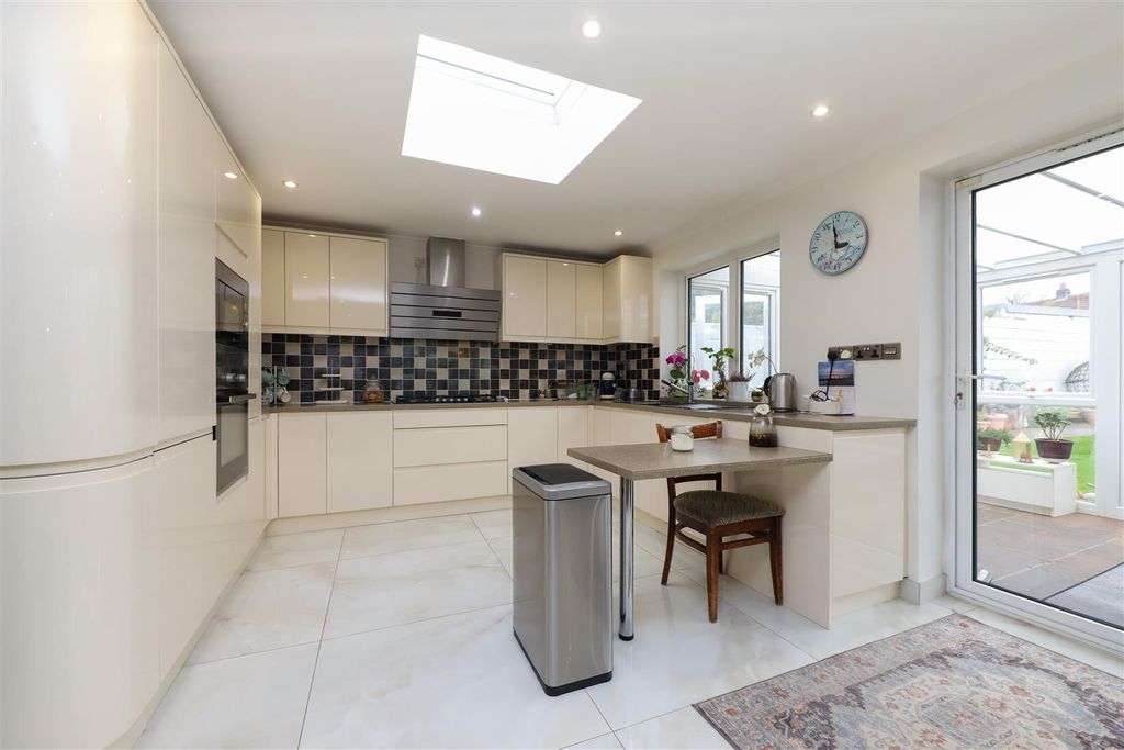 Property photo 3 of 20 Kitchen