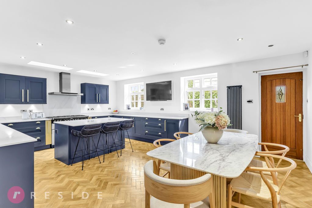 Property photo 2 of 33 Breakfast Kitchen