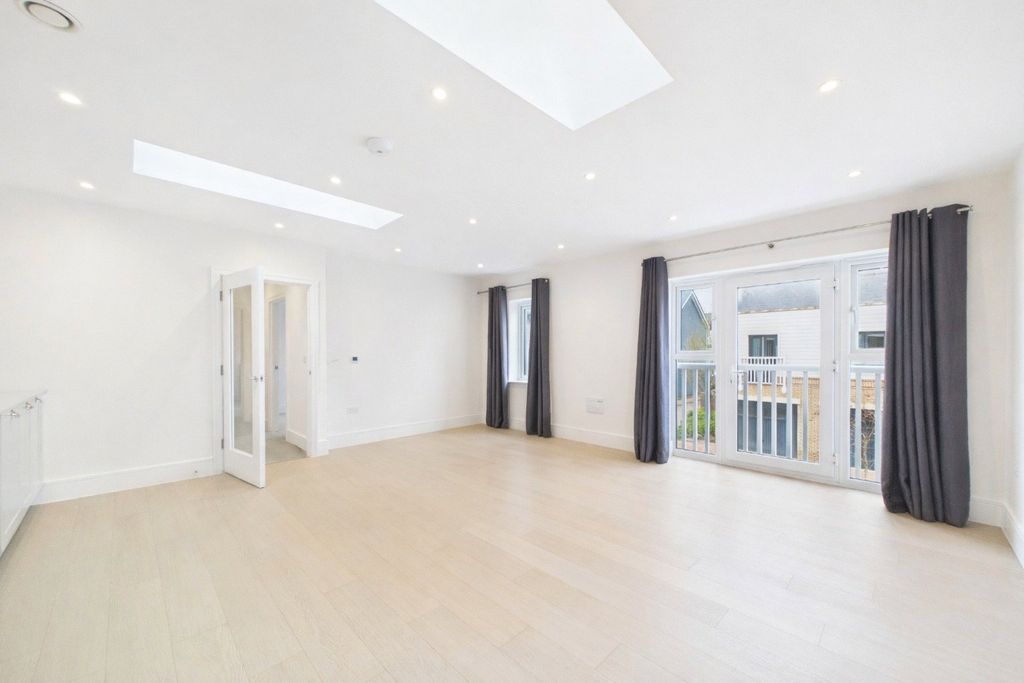 Property photo 2 of 9 Picture No. 12