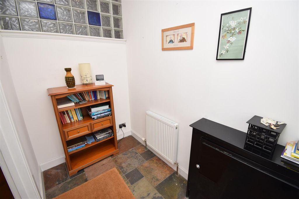 Property photo 3 of 20 Entrance Hall .Jpg