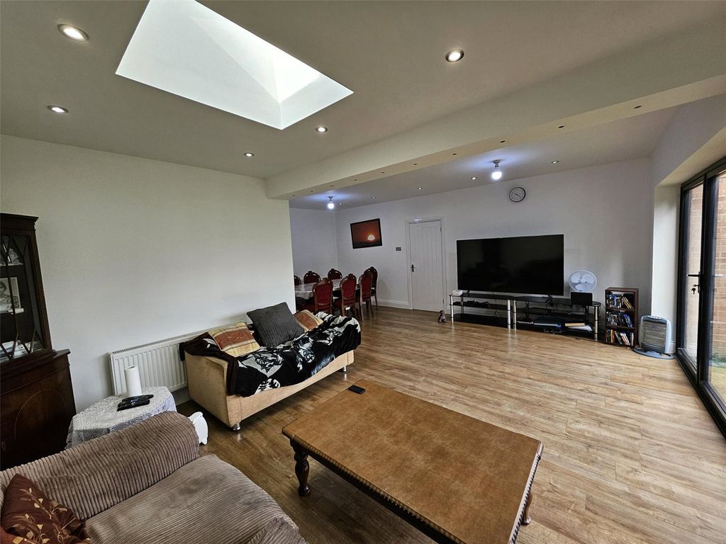 Property photo 2 of 11 Lounge