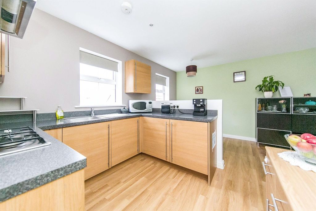 Property photo 2 of 11 Kitchen