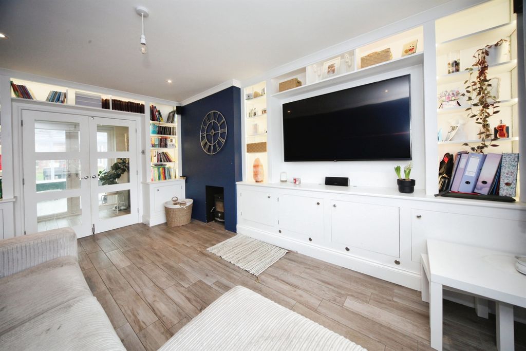 Property photo 2 of 20