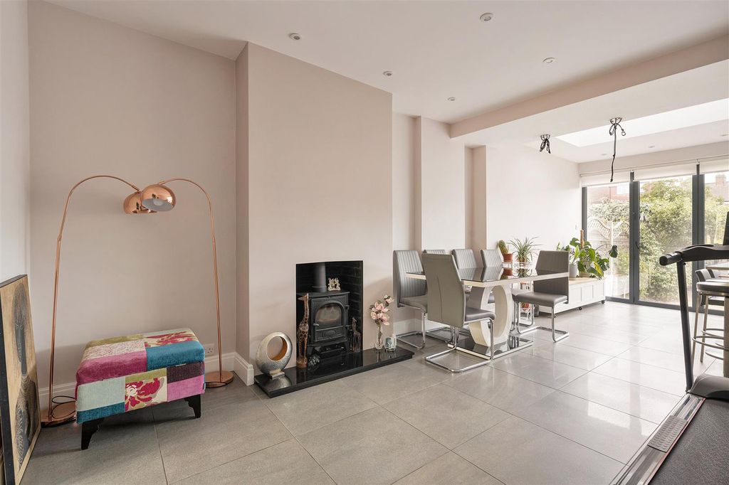Property photo 3 of 32 Waverley Avenue, E4