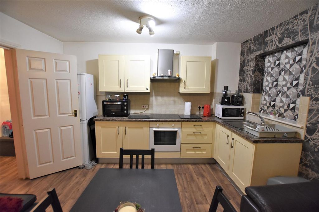 Property photo 3 of 5 Kitchen