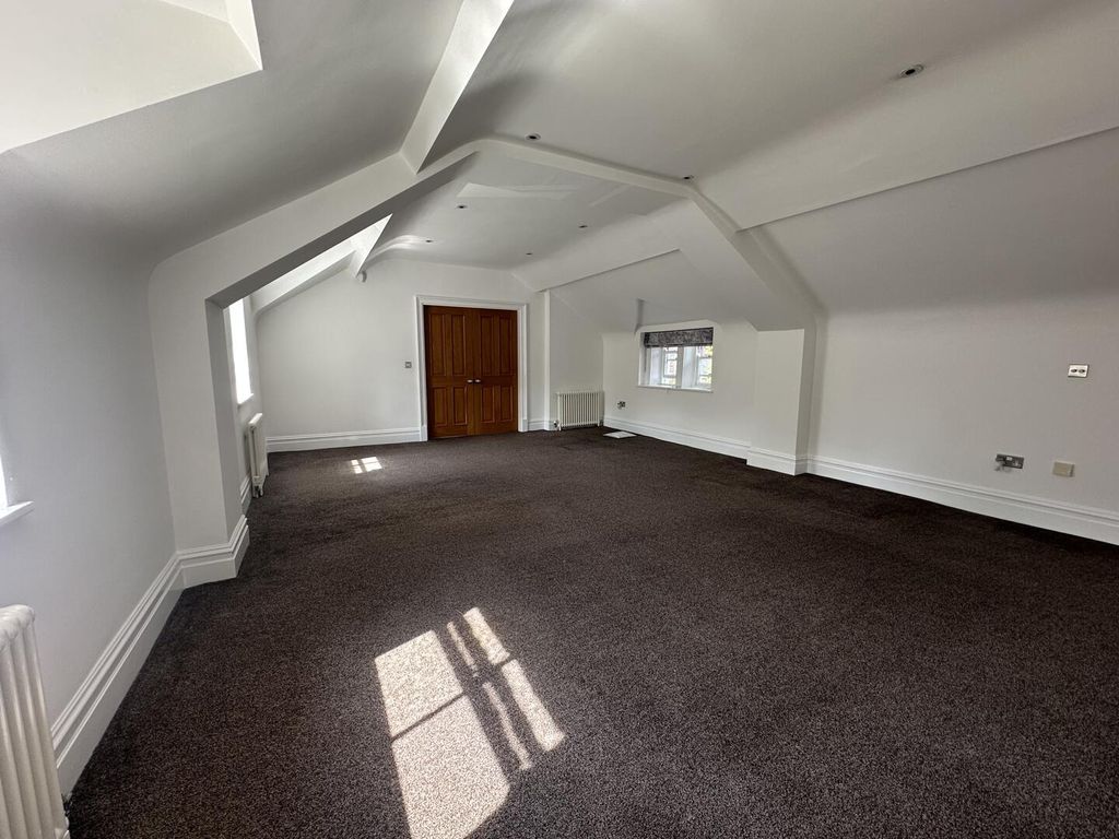 Property photo 3 of 11 Loft