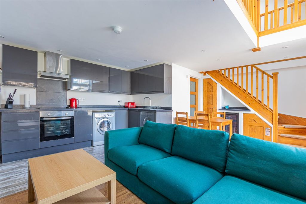 Property photo 3 of 12 Richards Terrace 36 Studio (2 Of 14).Jpg