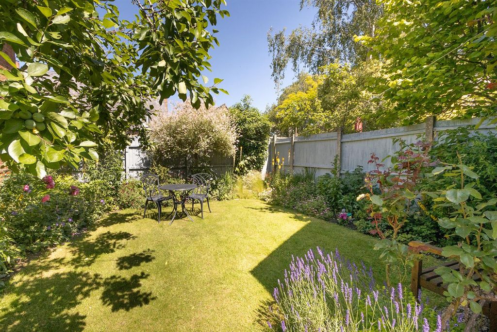 Property photo 2 of 33 Garden
