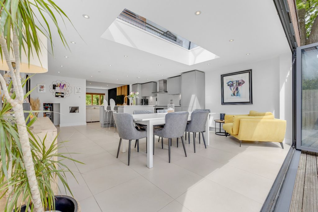 Property photo 2 of 59 5143402