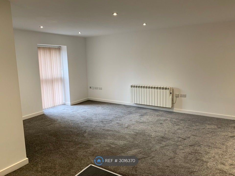 Property photo 3 of 7 Spacious Lounge