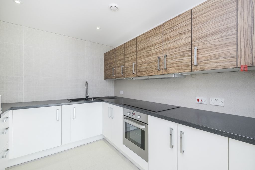 Property photo 2 of 12 Kitchen 2