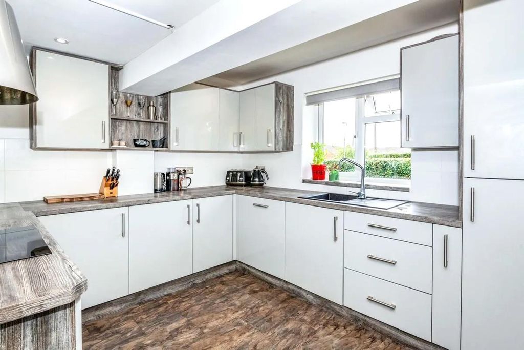 Property photo 1 of 9 Kitchen.Jpg