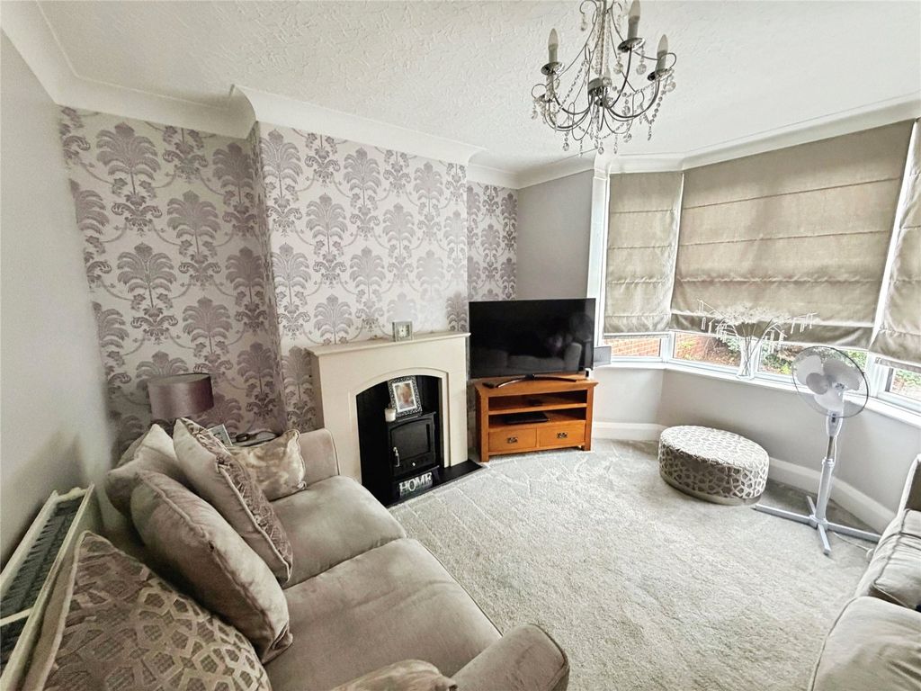Property photo 3 of 11 Lounge