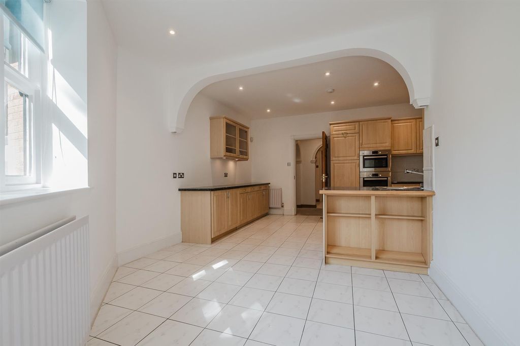 Property photo 3 of 33 Breakfast Kitchen