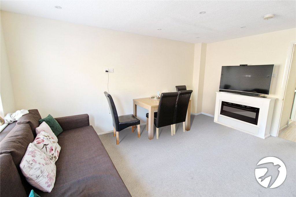 Property photo 3 of 9 Livingroom