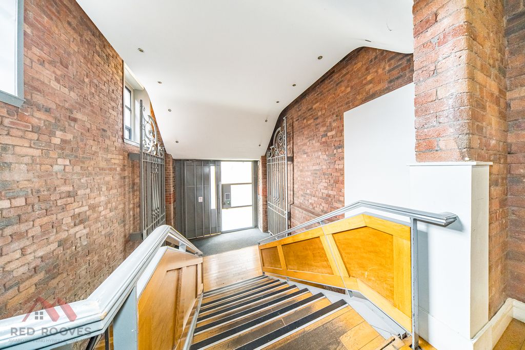 Property photo 2 of 21 Communal Entrance