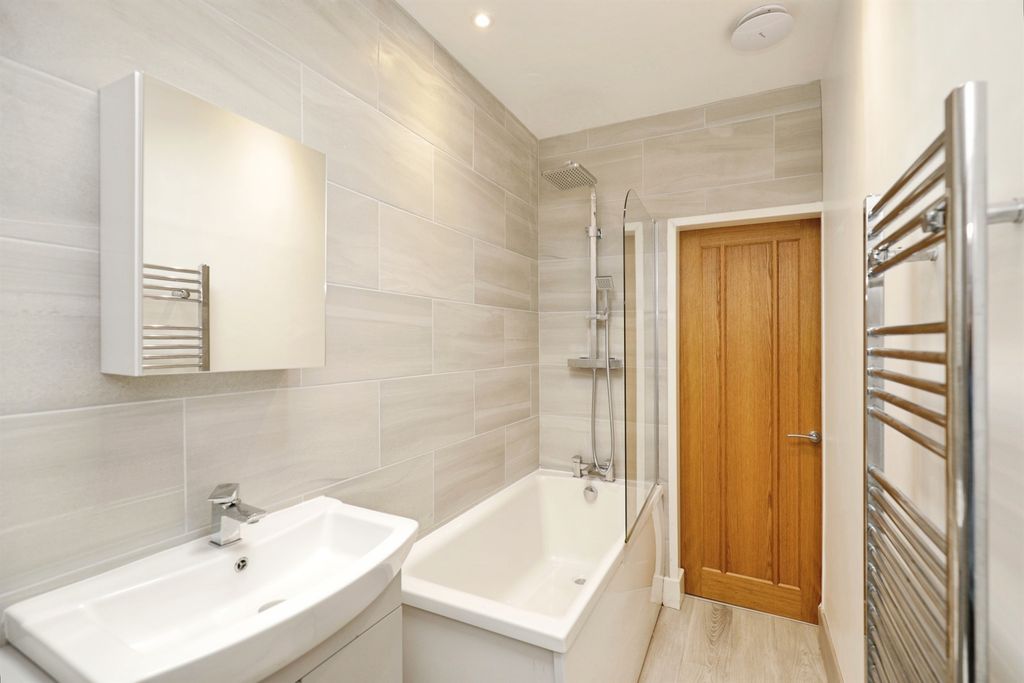 Property photo 2 of 25 Bathroom