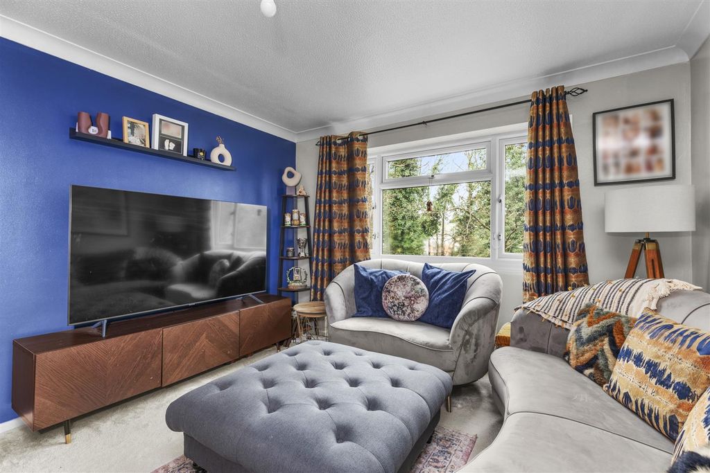 Property photo 3 of 12 17 Kaybridge Close, Hp13 7Hf-4.Jpg