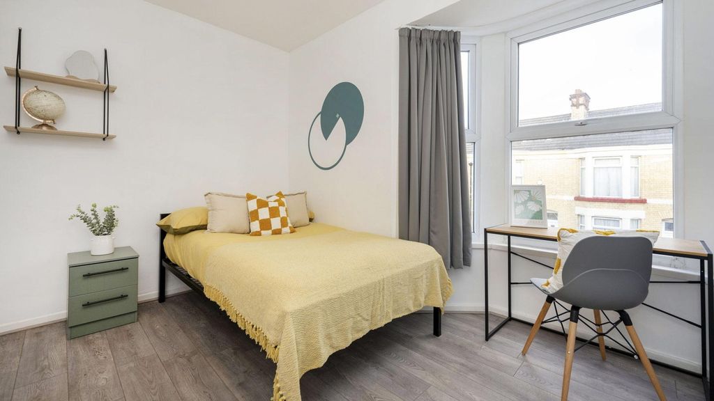 Property photo 3 of 24 A Bright And Cozy Double Bedroom Featuring A Comfo...