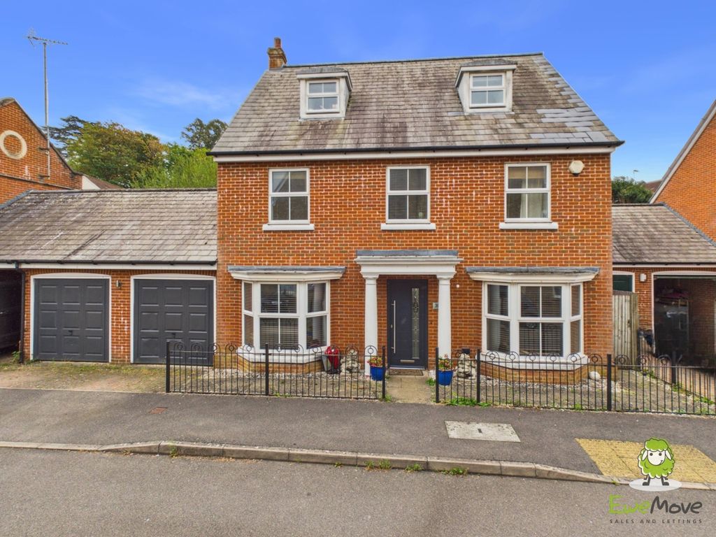 Property photo 1 of 25 Ewemove Estate Agents Basingstoke - Otterbourne Wa