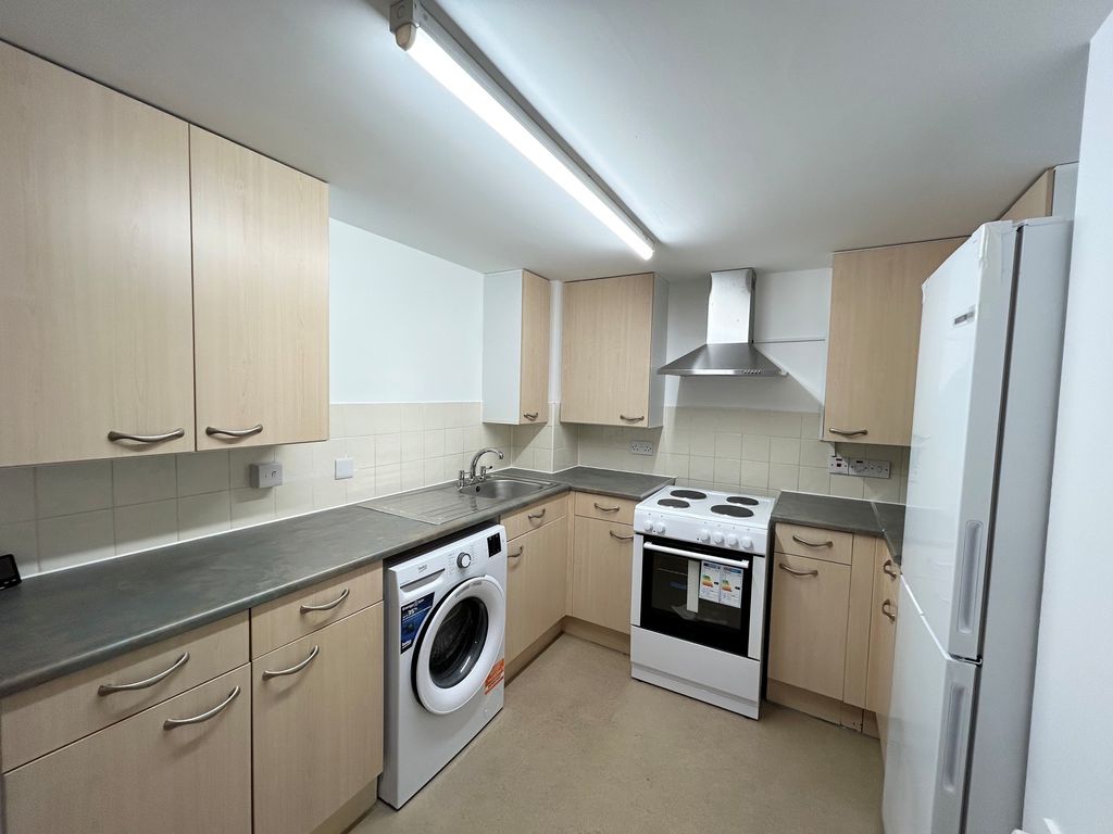 Property photo 3 of 11 Kitchen