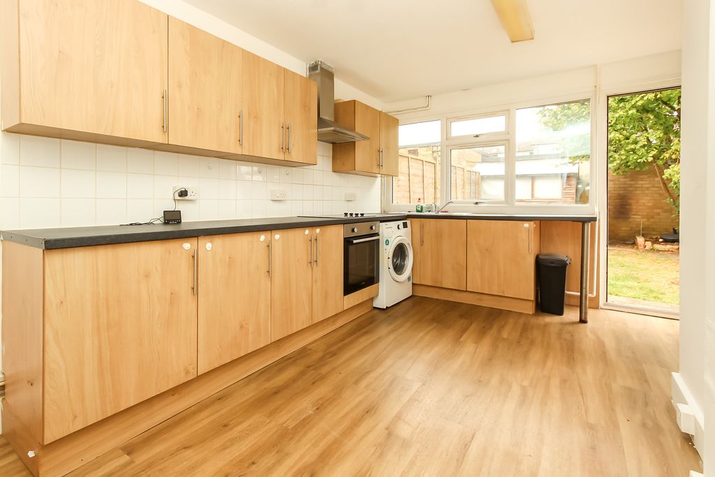 Property photo 3 of 8 Kitchen