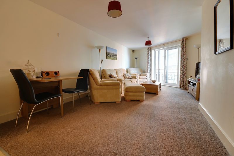 Property photo 3 of 16 Lounge