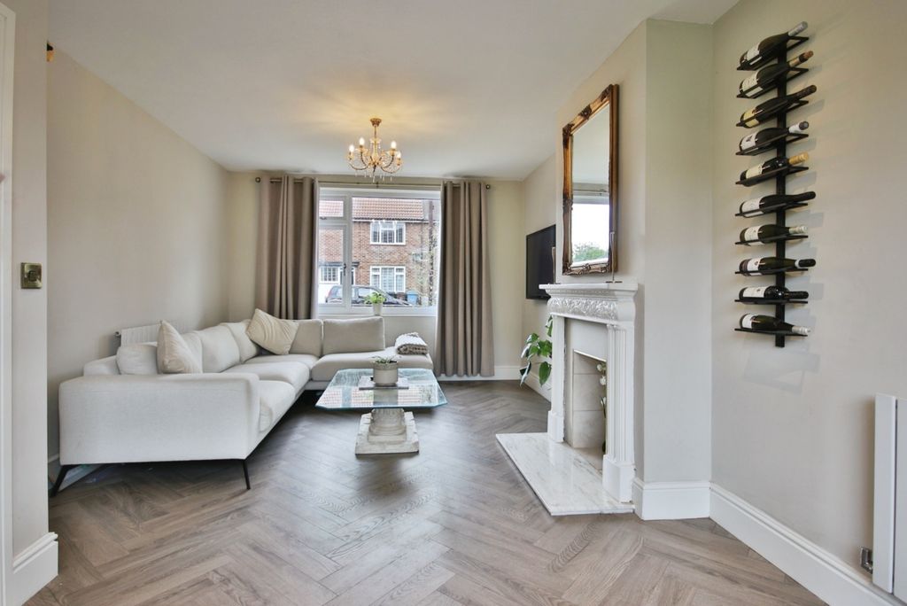 Property photo 2 of 15 4299645